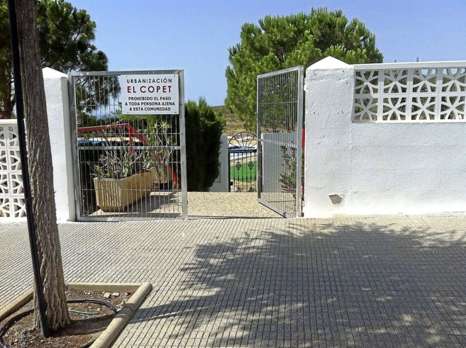 Puerta de acceso a la piscina de El Copet.