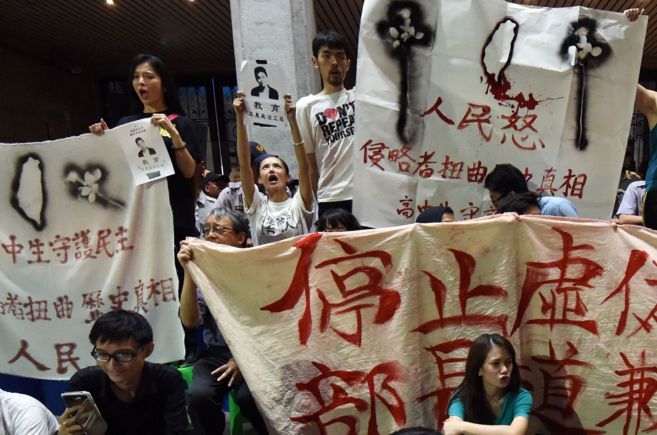 Estudiantes taiwaneses protestan en las puertas del Ministerio de...