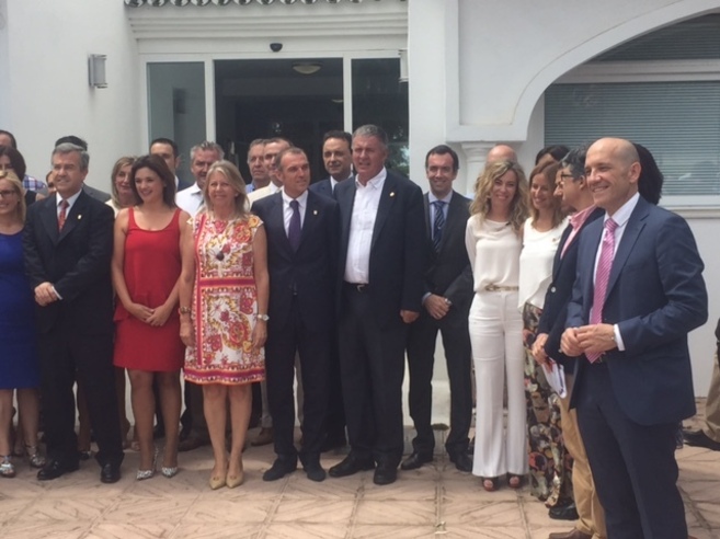 Los alcaldes de Estepona, Fuengirola y Mijas junto a Muoz y a la...