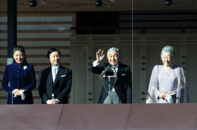 El emperador Akihito (2d) y la emperatriz Michiko (d), junto al...