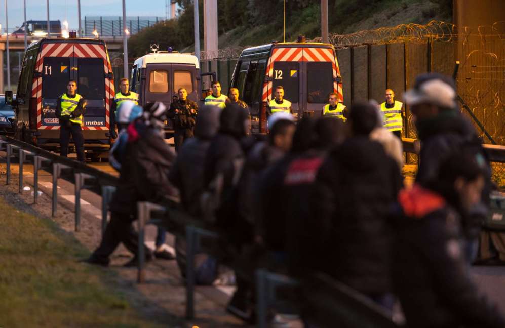 Un mayor control policial controla el acceso al puerto de Calais de...