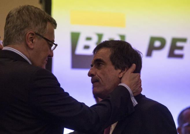 El presidente de Petrobras, Aldemir Bendine, y el ministro de...
