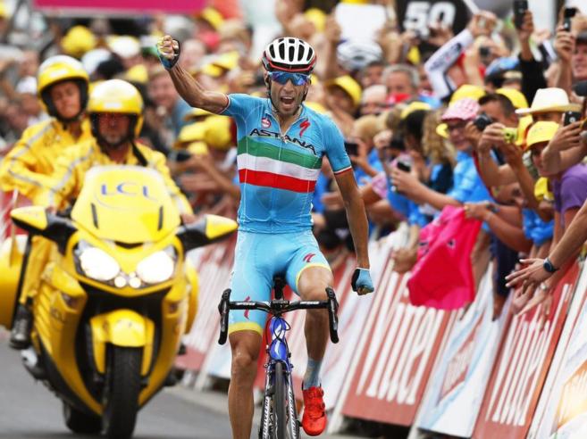 El ciclista celebra su victoria de etapa en el Tour, en La Toussuire.