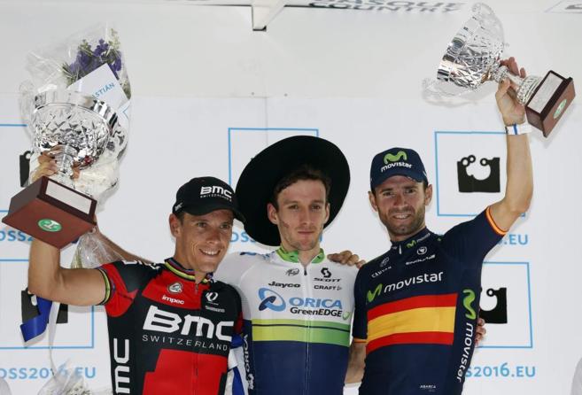 El ciclista britnico Adam Yates, junto a Gilbert y Valverde