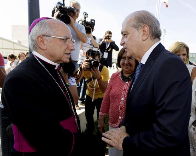 Jorge Fernández Díaz saluda hoy al obispo de Ávila.