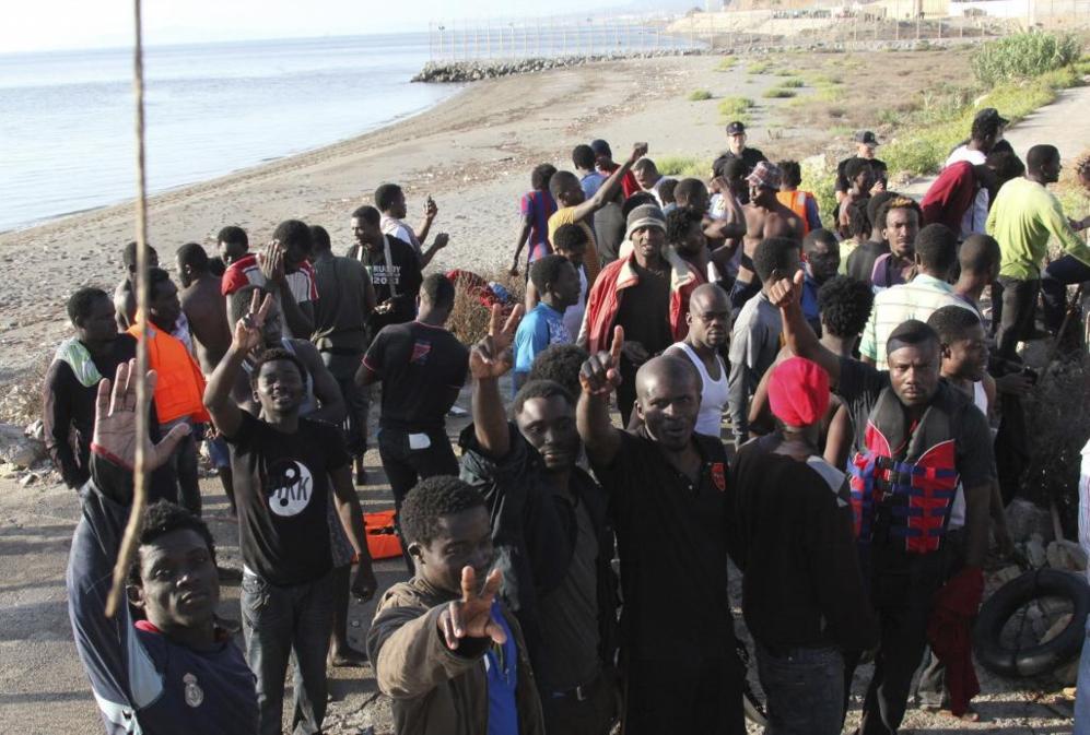 Inmigrantes que hentraron en Ceuta tras un asalto masivo a la playa de...