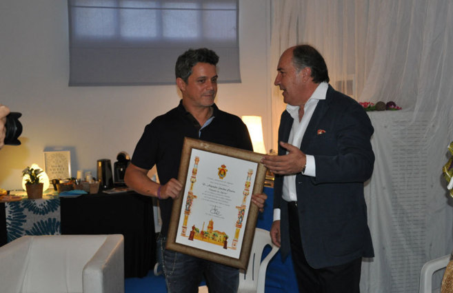 El alcalde de Algeciras, Jos Ignacio Landaluce, entrega a Alejandro...