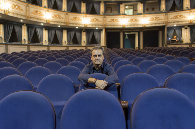 Juan Antonio Vigar, en una butaca del Teatro Cervantes.