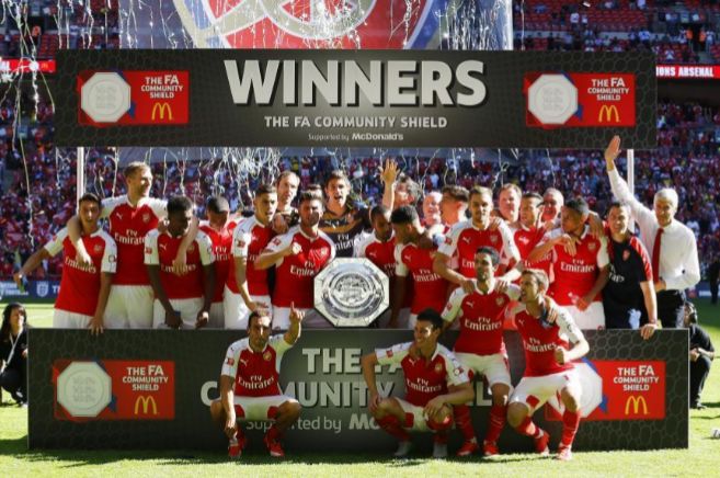 Los jugadores del Arsenal celebran su victoria en la Community Shield