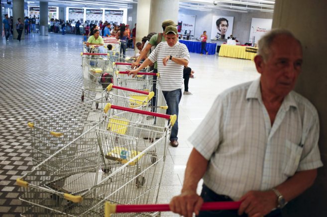 Clientes haciendo cola en el supermercado Bicentenario, en Caracas.