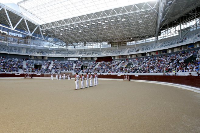 La plaza de toros de Vitoria, el Iradier Arena, en una corrida de...