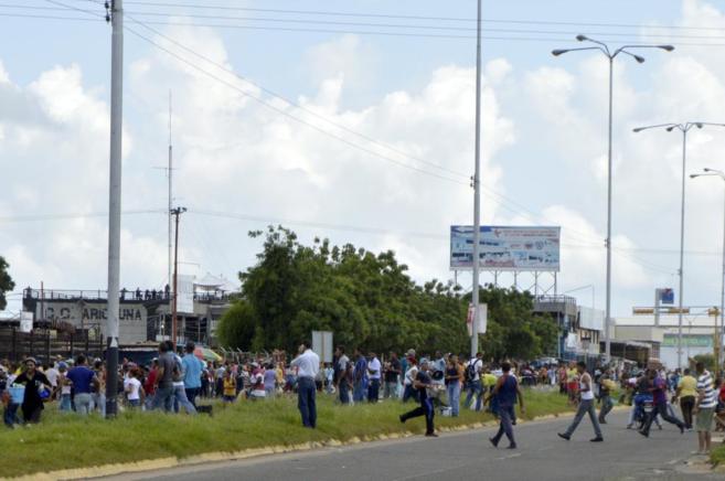 Venezolanos saqueando un supermercado en San Félix, en el estado de...