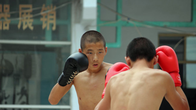 Dos alumnos entran en la famosa escuela de kung fu del Templo...
