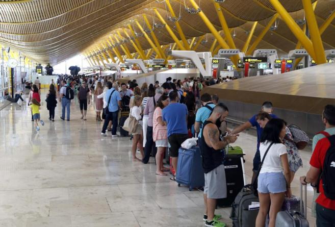 Viajeros en el aeropuerto Adolfo Surez Madrid-Barajas durante la...