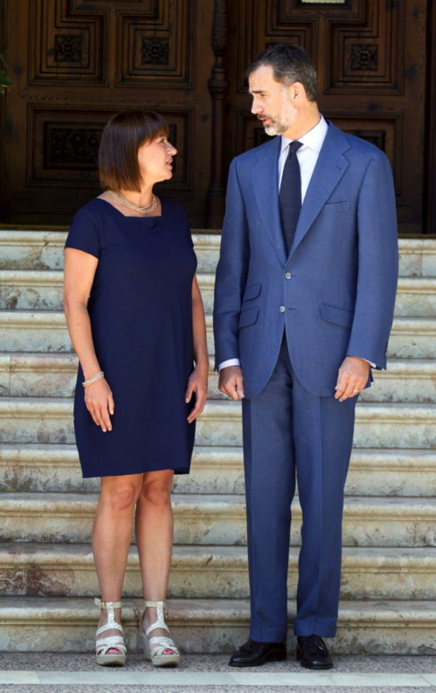 Francina Armengol y Felipe VI en las escaleras del Palacio de...