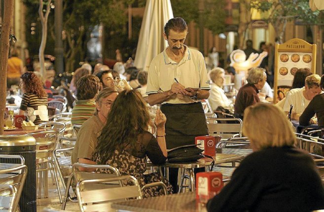 Un camarero en una terraza de Valencia.