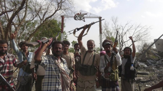 Soldados leales al presidente Hadi levantan sus armas en las afueras...
