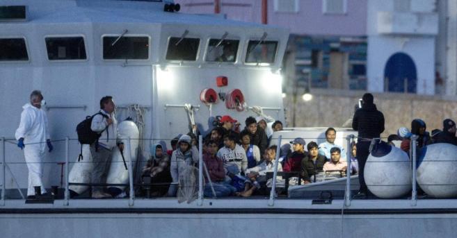 Rescate de una barca que viajaba desde Libia por el canal de Sicilia.