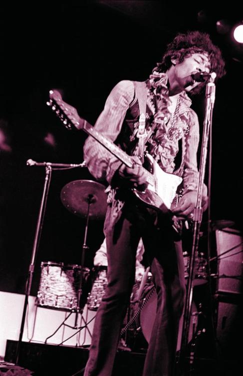 El guitarrista Jimi Hendrix durante una de sus actuaciones en los...