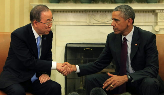 Obama y Bak Ki-Moon se estrechan las manos durante su encuentro en la...