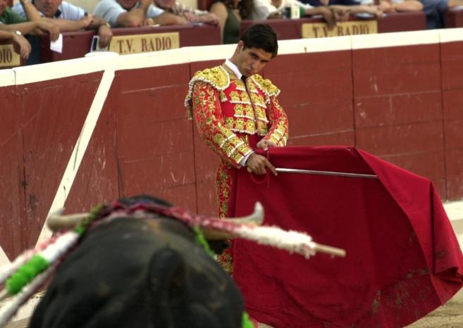 Morante, que torear en la Feria de Vitoria, comienza una faena en la...