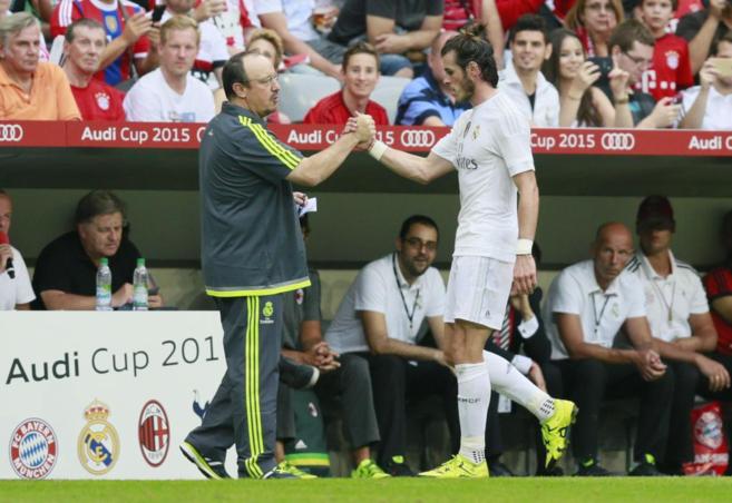 Rafa Bentez y Gareth Bale se saludan tras el cambio del gals