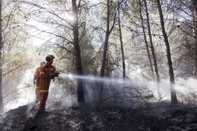 Dos bomberos del Consorcio Provincial de Valencia durante la...