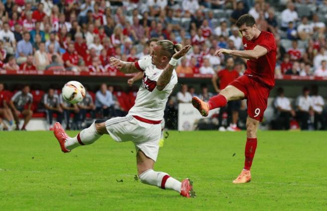 Robert Lewandowski anota el tercer gol del Bayern ante Mexes