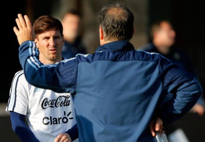 Martino, junto a Messi en un entrenamiento de la Copa Amrica