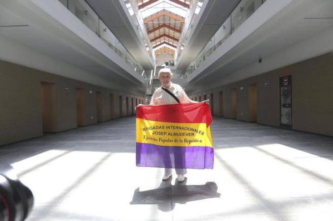 Jos Almudever Mateu posa con la bandera republicana en el edificio...