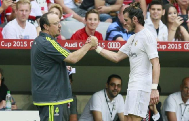 El tcnico madrileo choca la mano con Bale, en el partido ante el...