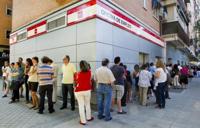 Desempleados a las puertas de una oficina de empleo en Madrid.