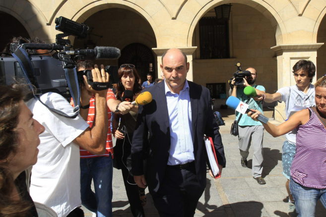 El alcalde de Alcaiz (Teruel), Juan Carlos Gracia Suso, tras...