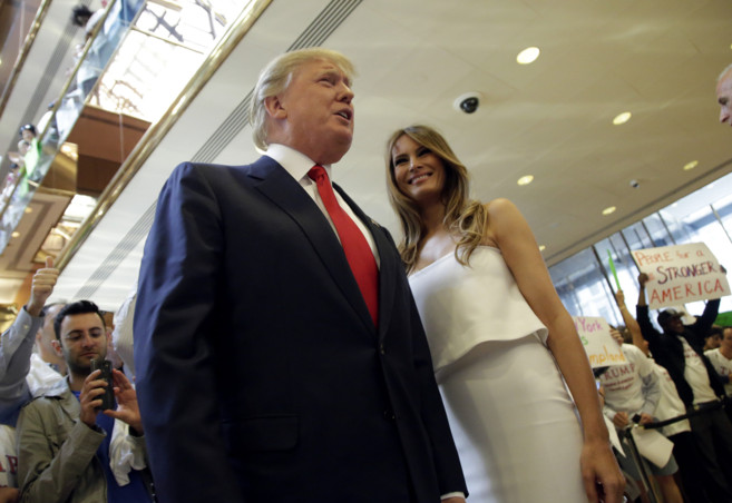 Trump y su tercera esposa, Melania, en la Torre Trump el da en que...