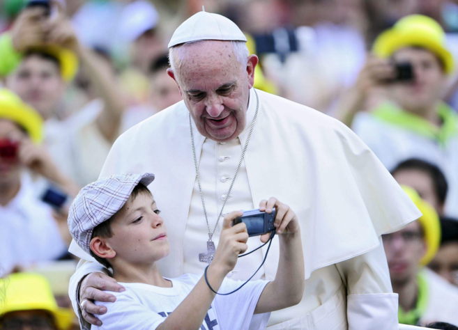 El Papa se saca una foto con un nio en la Plaza de San Pedro del...