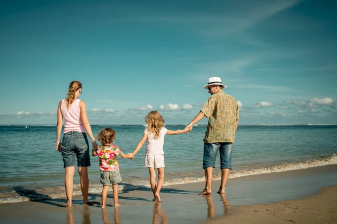 Una familia de vacaciones en la playa