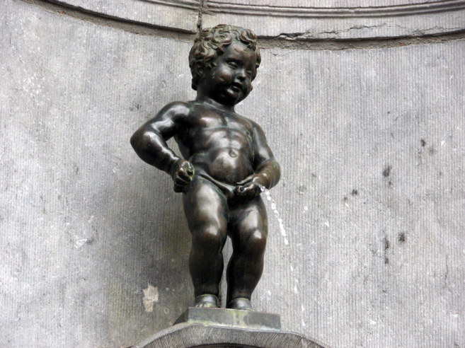 La estatua del niño meón (Manneken Pis), en Bruselas.