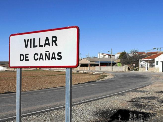Cartel de entrada al pueblo de Villar de Caas.