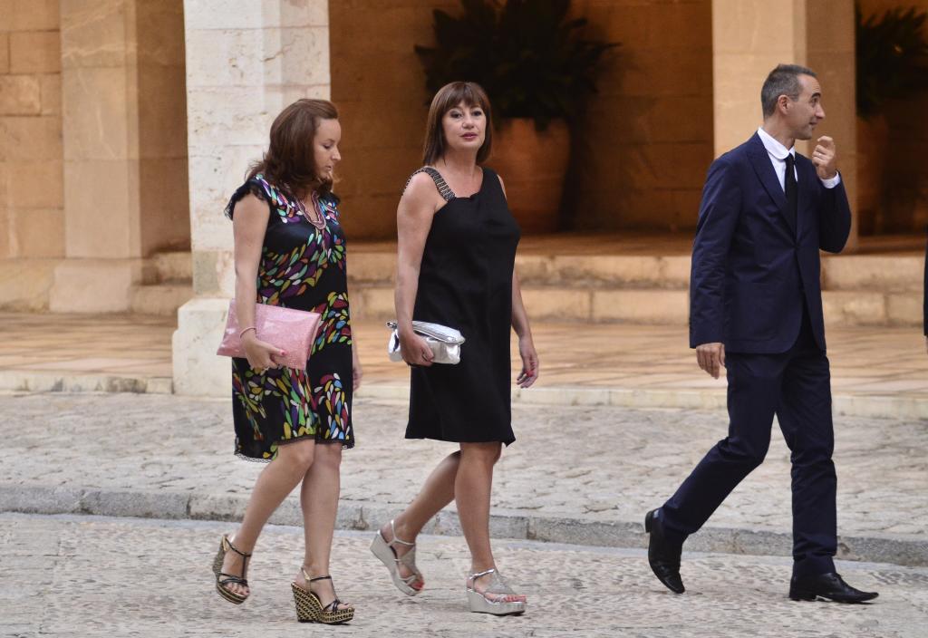 La presidenta del govern balear en el centro de la... | Baleares | EL MUNDO