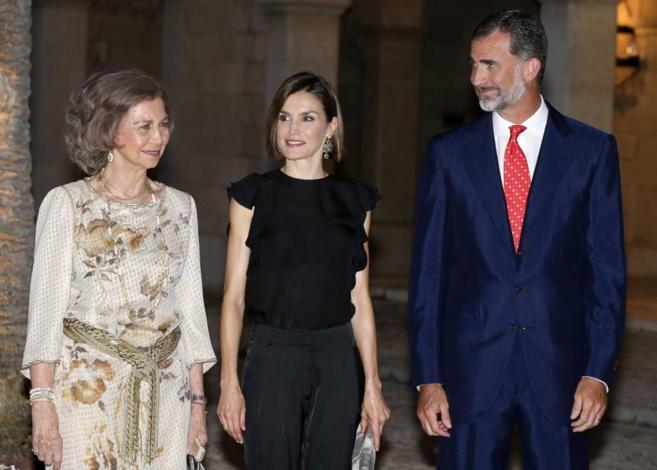 Los Reyes Felipe VI y Letizia, junto a la reina Sofa, al inicio de...