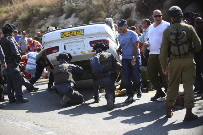 Vehculo del agresor palestino, volcado tras ser atacado por soldados...