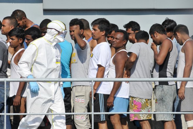 Los inmigrantes, preparados para desembarcar en Palermo