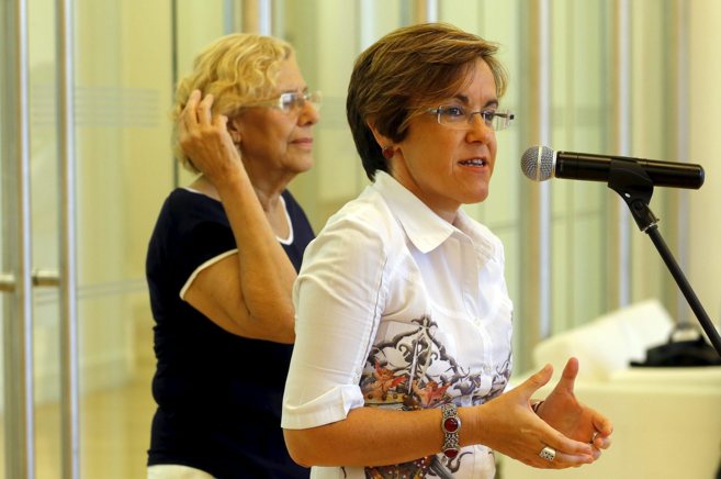 La alcaldesa de Madrid, Manuela Carmena, junto a la portavoz del...