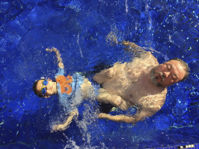Ai Weiwei, con su hijo, en una piscina de Munich.