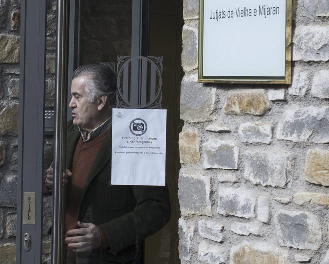 El ex tesorero del PP Luis Brcenas a su salida del juzgado de Vielha...