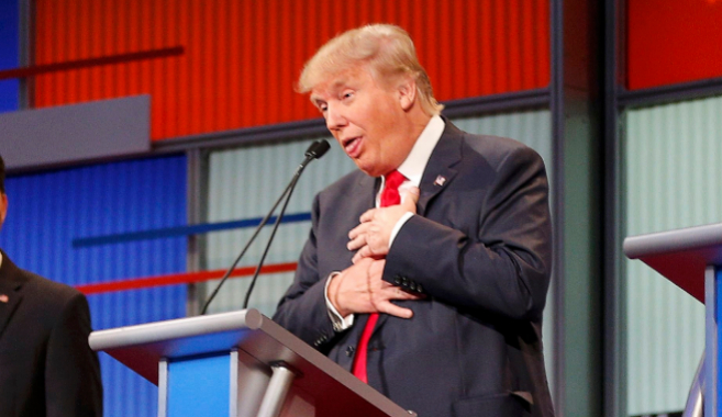 Donald Trump gesticula durante el debate de este jueves en la Fox.