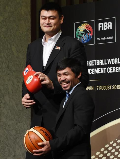 Yao Ming y Manny Pacquiao durante el acto de eleccin