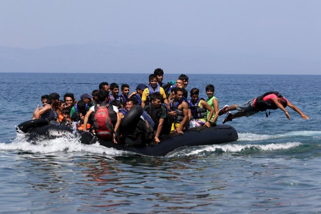 Un bote abarrotado de afganos se aproxima a la isla griega de Lesbos.