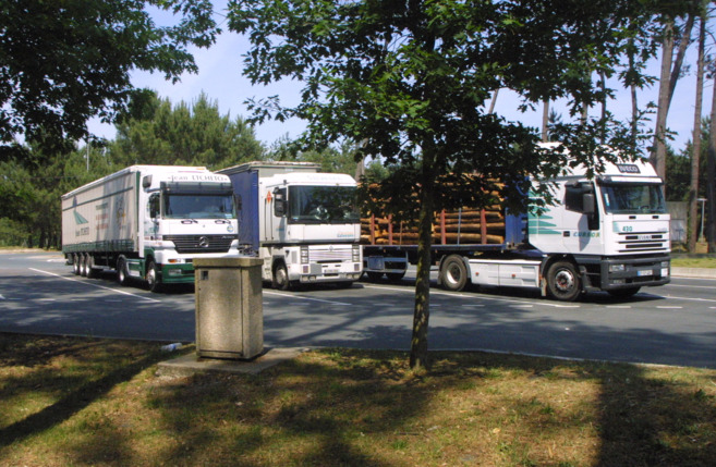 Tres camiones aparcados en un rea de descanso
