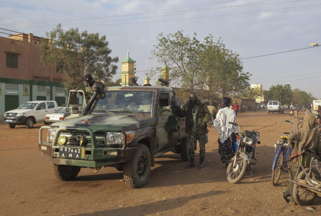 Miembros de las Fuerzas de Seguridad malienses patrullan la ciudad de...